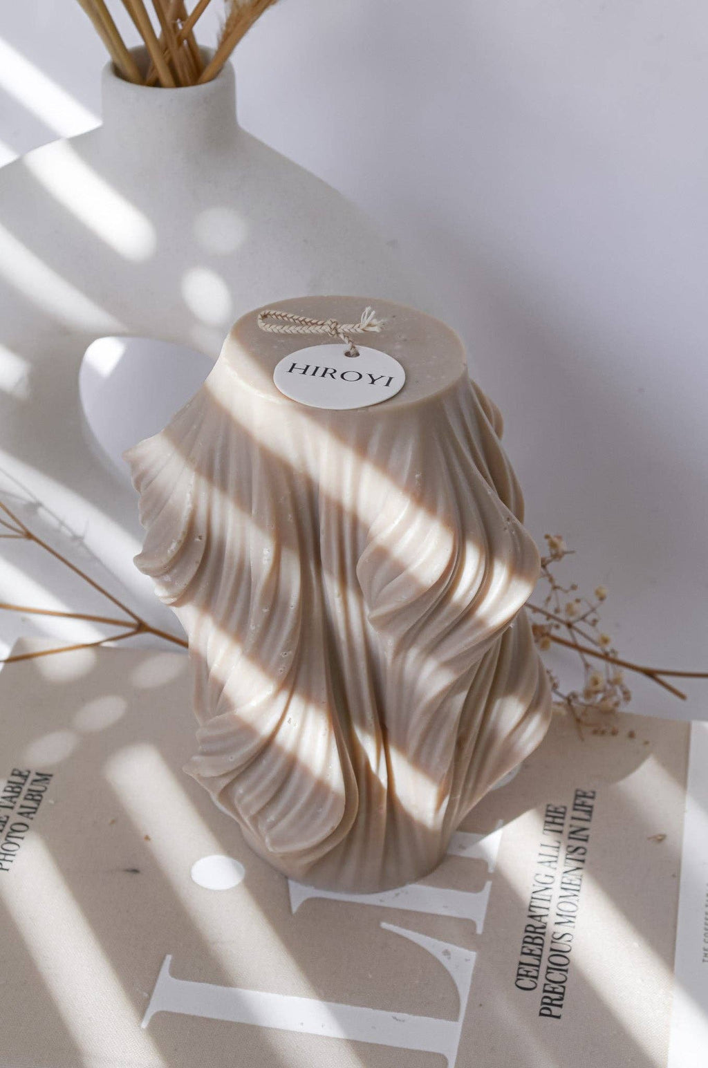 Golvende zijden grote decoratieve kaars