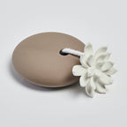 Natuurlijke geurdiffuser met porseleinen bloem