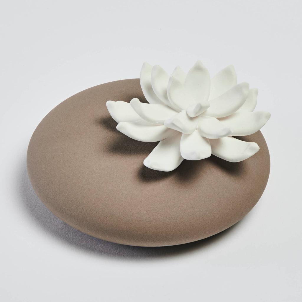 Natuurlijke geurdiffuser met porseleinen bloem